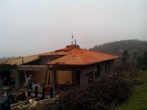 Teljes tető elkészítése egy családi házon Kamaraerdőn.