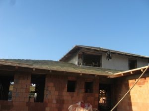 Új családi ház tetőszerkezetének elkészítése, légáteresztő fólia alkalmazása.
