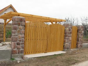Díszkerítés készítése egy Balaton melletti családi háznál.