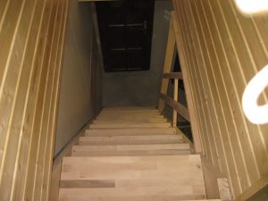 Fa lépcsős feljárat készítése, oldalt gipszkarton hangszigeteléssel.