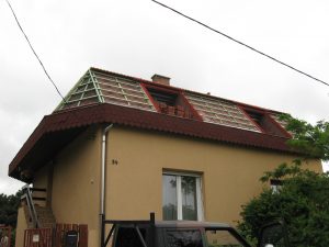 Újpesti családi ház tetőfelújítása cseréppel történő átfedéssel. A régi palatetőn rögzítésre kerültek a tetőlécek.